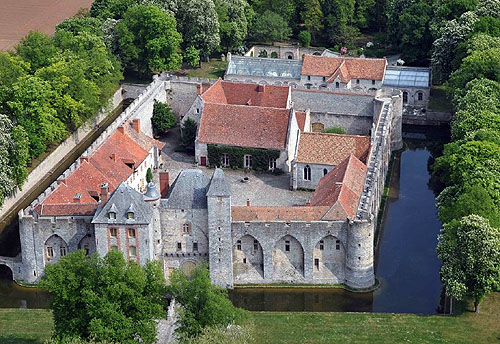 The Château de Farcheville, in the commune of Bouville, Essonne, France - www.castlesandmanorhouses.com