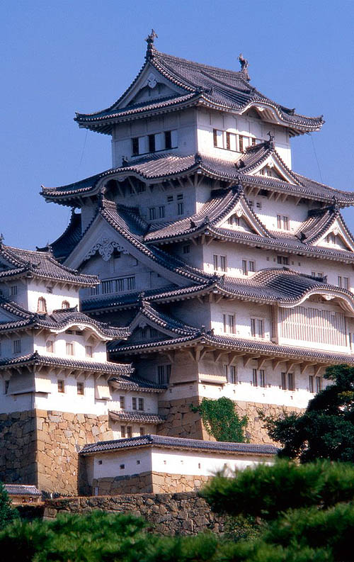 Himeji Castle, a hilltop Japanese castle complex in Himeji, in Hyogo Prefecture, Japan. - www.castlesandmanorhouses.com