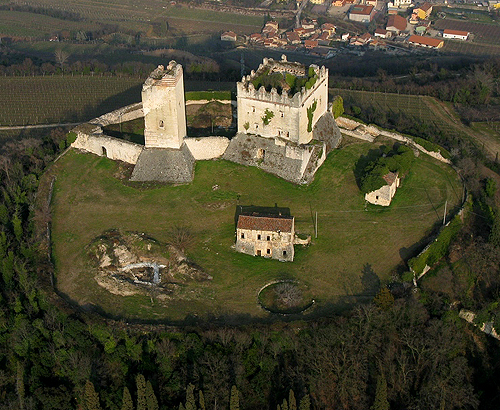 Château d'Illasi, Via Strada Nuova, 37031 Illasi, Verona, Italy. - www.castlesandmanorhouses.com