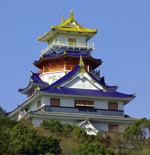 Azuchi Castle, Oda Nobunaga, Omi Province, Japan. This photo shows a reproduction of the keep at Ise Azuchi-Momoyama Bunka Mura. - www.castlesandmanorhouses.com