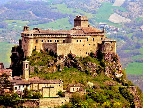 The Castle of Bardi (or Landi), Upper Ceno Valley, Parma, Emilia-Romagna, Italy - www.castlesandmanorhouses.com