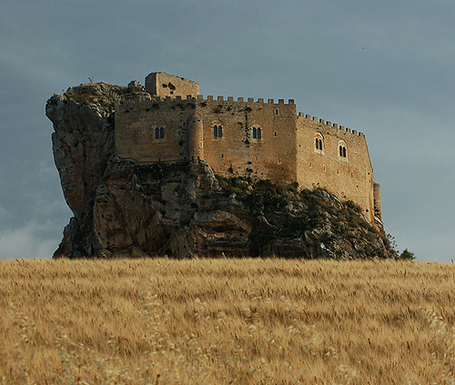 Castello Mafredonico, Mussomeli (Mussumeli in Sicilian), Caltanissetta, Sicily, Italy. - www.castlesandmanorhouses.com