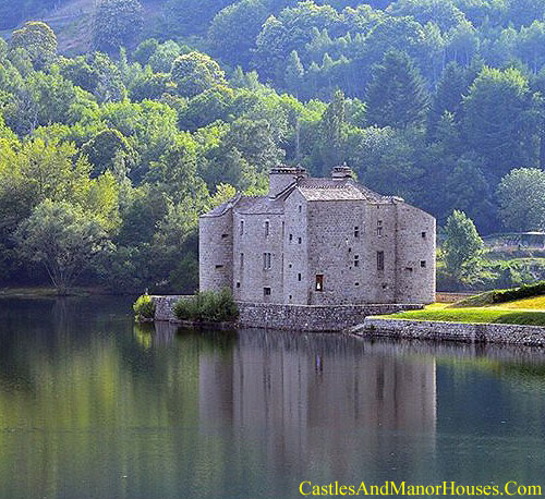 Château de Castanet, Pourcharesses, Lozère, France. - www.castlesandmanorhouses.com
