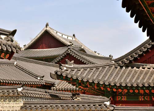 Roofs, Changdeokgung, Jongno-gu, Seoul, South Korea - www.castlesandmanorhouses.com