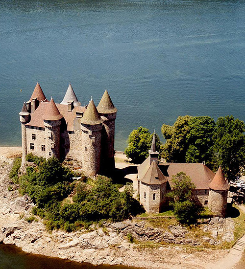 Chateau de Val, Les Fontilles, 15270 Lanobre, Cantal, France - www.castlesandmanorhouses.com