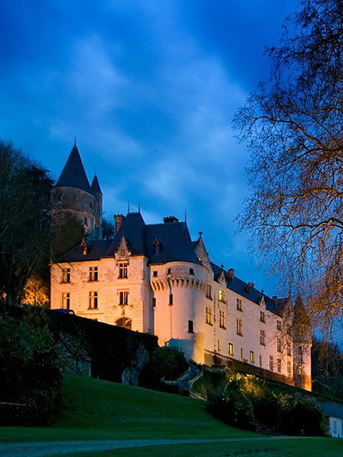 Château de Chissay, 1 à 3 Place Paul Boncour, 41400 Chissay-en-Touraine, Loir-et-Cher, France - www.castlesandmanorhouses.com