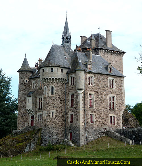 Château fort de Couzan, 15240 Vebret, Antignac, Cantal, Auvergne, France. - www.castlesandmanorhouses.com