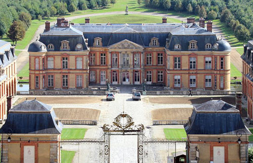 Château de Dampierre-en-Yvelines, Vallée de Chevreuse, France. - www.castlesandmanorhouses.com