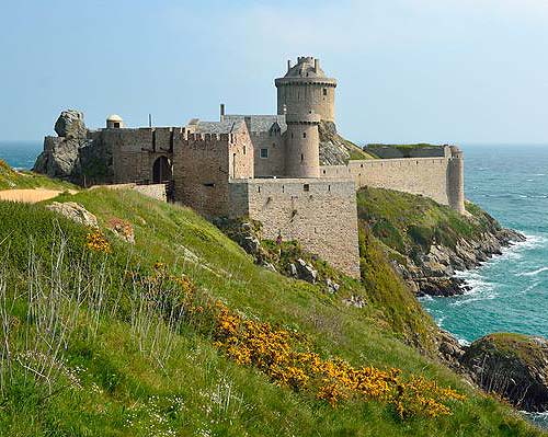 Fort-la-Latte (Castle of La Latte), Fréhel, Côtes-d'Armor, Brittany, France - www.castlesandmanorhouses.com