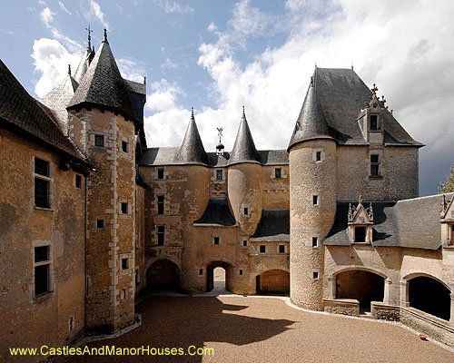 The Château de Fougères-sur-Bièvre, Fougères-sur-Bièvre, Loir-et-Cher, France. - www.castlesandmanorhouses.com