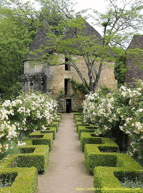 Château de Losse, Périgord, Dordogne, France - www.castlesandmanorhouses.com