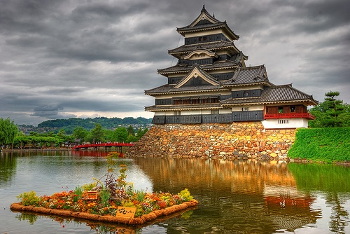 Matsumoto Castle, ("Crow Castle"), Matsumoto, Nagano Prefecture near Tokyo. - www.castlesandmanorhouses.com