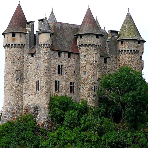 Le Château de Val, Les Fontilles, 15270 Lanobre, Cantal, France - www.castlesandmanorhouses.com