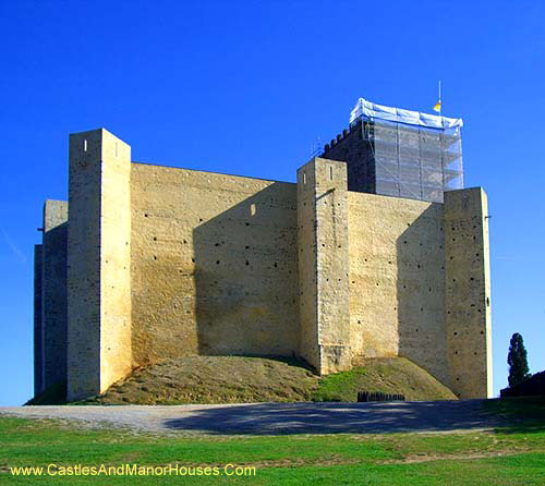 Château de Mauvezin, Mauvezin, Hautes-Pyrénées, France - www.castlesandmanorhouses.com