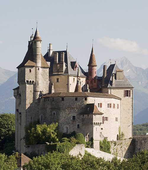 Château de Menthon, Saint-Bernard au dessus du lac d'Annecy, Haute-Savoie, France. - www.castlesandmanorhouses.com