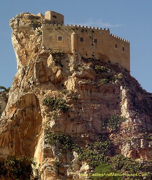Castello Mafredonico (Chiaramonte Castle), Mussomeli, province of Caltanissetta, Sicily, Italy - www.castlesandmanorhouses.com