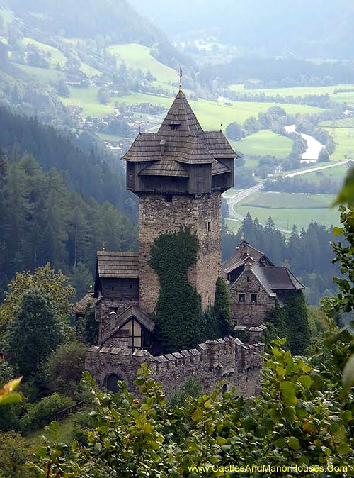 Niederfalkenstein (Falkenstein Castle), Pfaffenberg 19, 9821 Obervellach, Carinthia, Austria. - www.castlesandmanorhouses.com