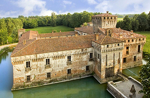 Castello di Padernello (Padernello Castle) Padernello, (near San Giacomo), Brescia, Italy - www.castlesandmanorhouses.com