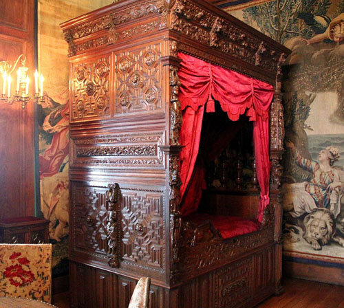 Interior, Château de Pau, Pau, Pyrénées-Atlantiques, 
              France - www.castlesandmanorhouses.com