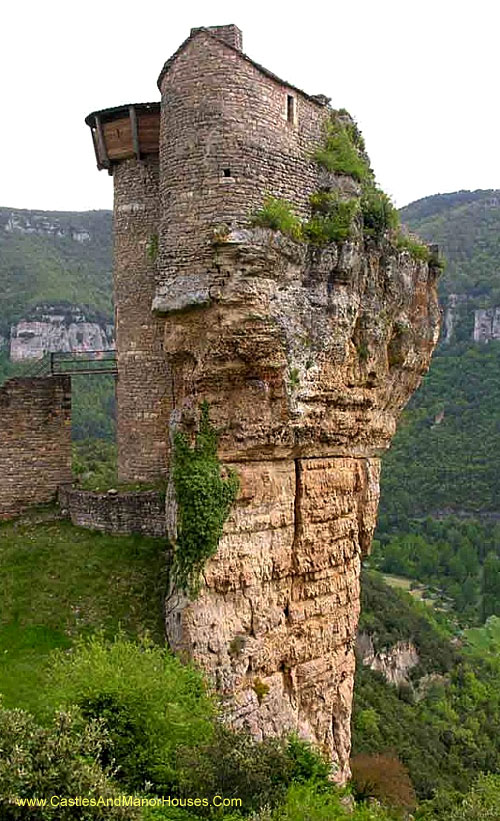 Château de Peyrelade in Rivière-sur-Tarn, Aveyron, France - www.castlesandmanorhouses.com