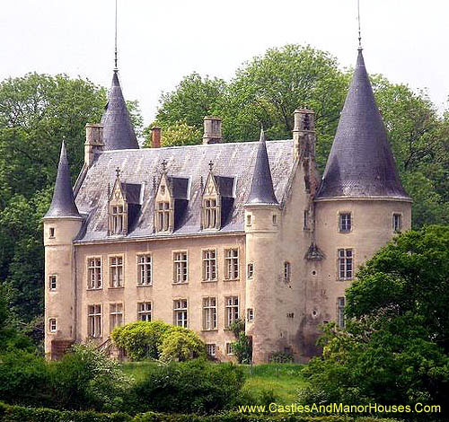 Chateau des Plantais, Le Donjon, Allier, Auvergne, 
              France - www.castlesandmanorhouses.com