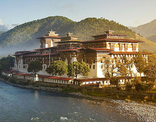 The Punakha Dzong or Pungtang Dechen Photrang Dzong [the palace of bliss], Punakha, Bhutan. - www.castlesandmanorhouses.com