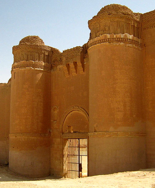 Qasr al-Hayr al-Sharqi in the Syrian Desert. - www.castlesandmanorhouses.com