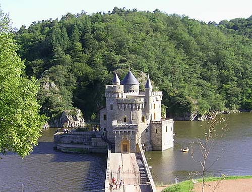 Château de La Roche, Saint-Priest-la-Roche, Loire département, France - www.castlesandmanorhouses.com