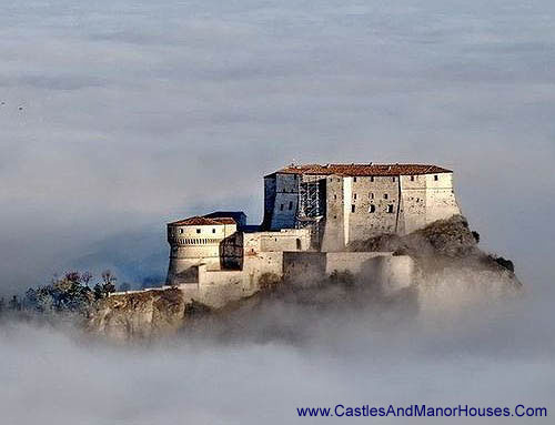 Castello a San Leo, Novafeltria, Emilia-Romagna, provincia di Rimini, Italy - www.castlesandmanorhouses.com