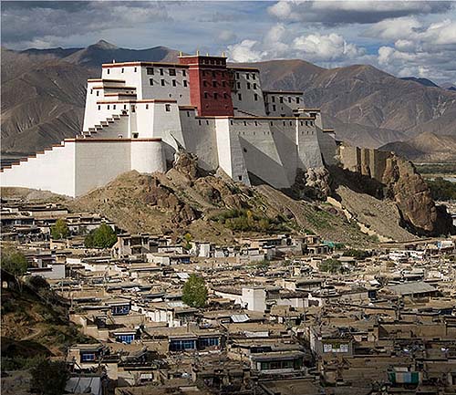 Samdrubtse Dzong or Shigatse Dzong, Shigatse, Tibet - www.castlesandmanorhouses.com