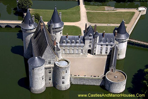 Château de Sully-sur-Loire, Sully-sur-Loire, Loiret, France. - www.castlesandmanorhouses.com
