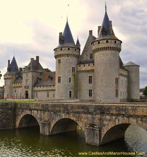 Château de Sully-sur-Loire, Sully-sur-Loire, Loiret, France. - www.castlesandmanorhouses.com