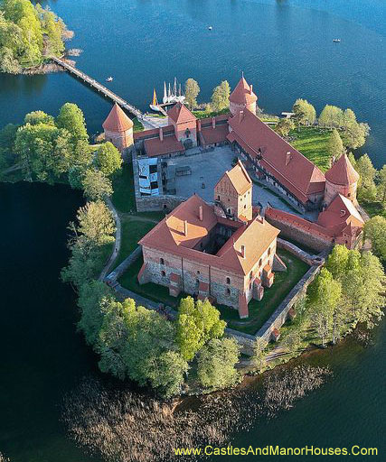 Trakai Island, Teutonic castle on Lake Galve, Lithuania - www.castlesandmanorhouses.com