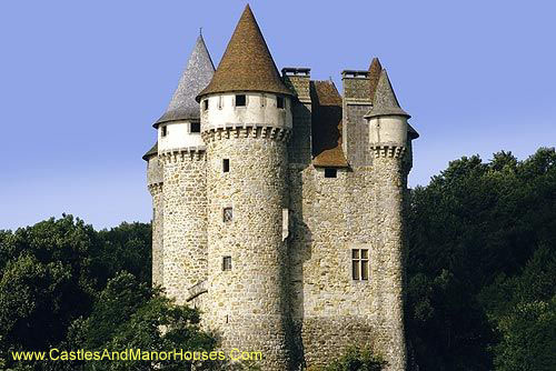 Chateau de Val, Les Fontilles, 15270 Lanobre, Cantal, France - www.castlesandmanorhouses.com