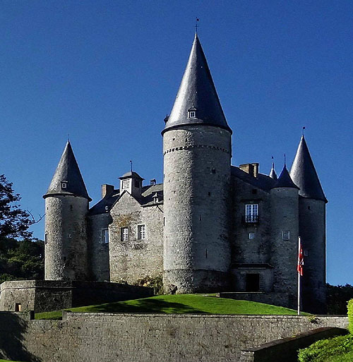 Castle of Vêves (Le château de Vêves) outside the village of Celles, province of Namur, Belgium. - www.castlesandmanorhouses.com