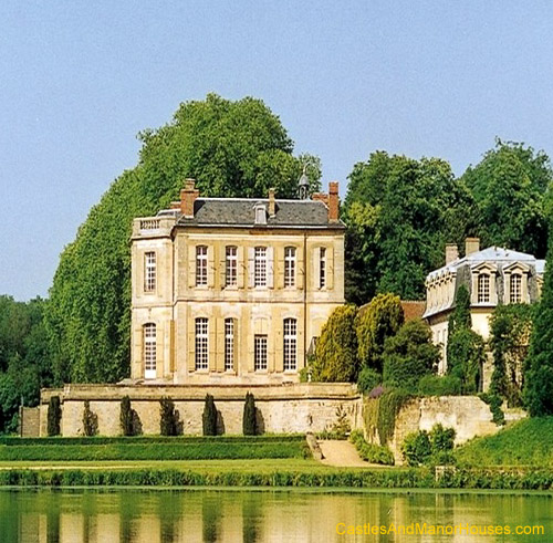 Side view, Château Villette, Condécourt, France - www.castlesandmanorhouses.com